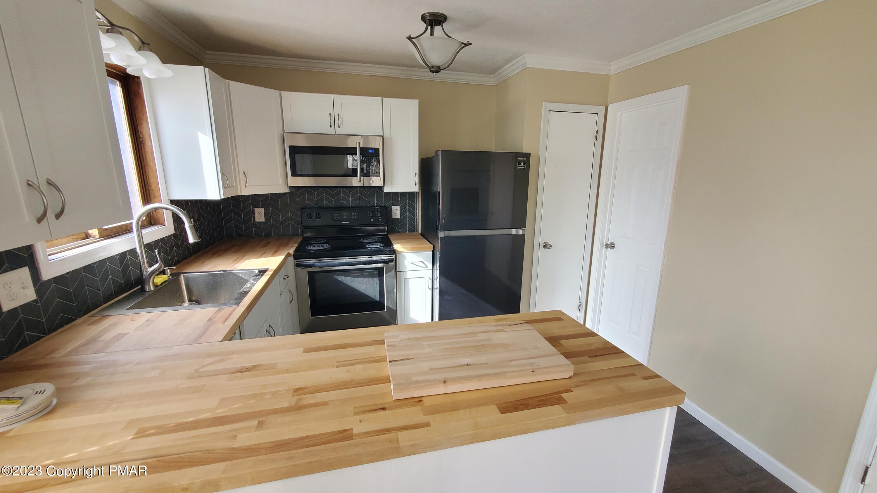 3118 Snowden Drive Bushkill, PA 18324 - Photo 3 of 27 Kitchen