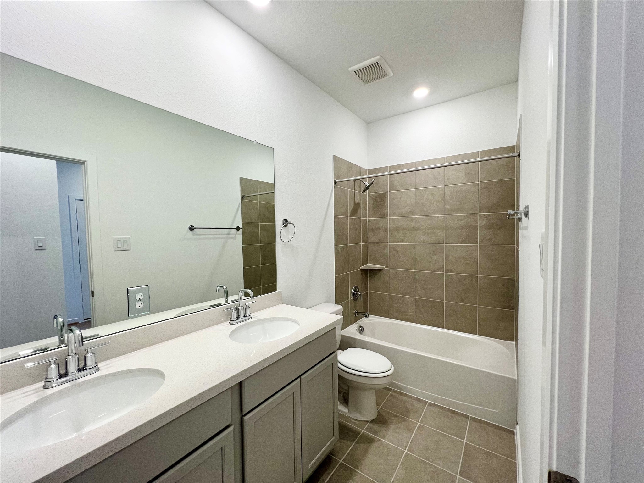 1226 Mattinson Rae Court Tomball, TX 77375 - Photo 3 of 17 1st secondary bathroom with double sinks!
