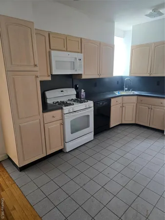 $3,200 | 25 West Broadway, Unit 612, Long Beach, NY 11561