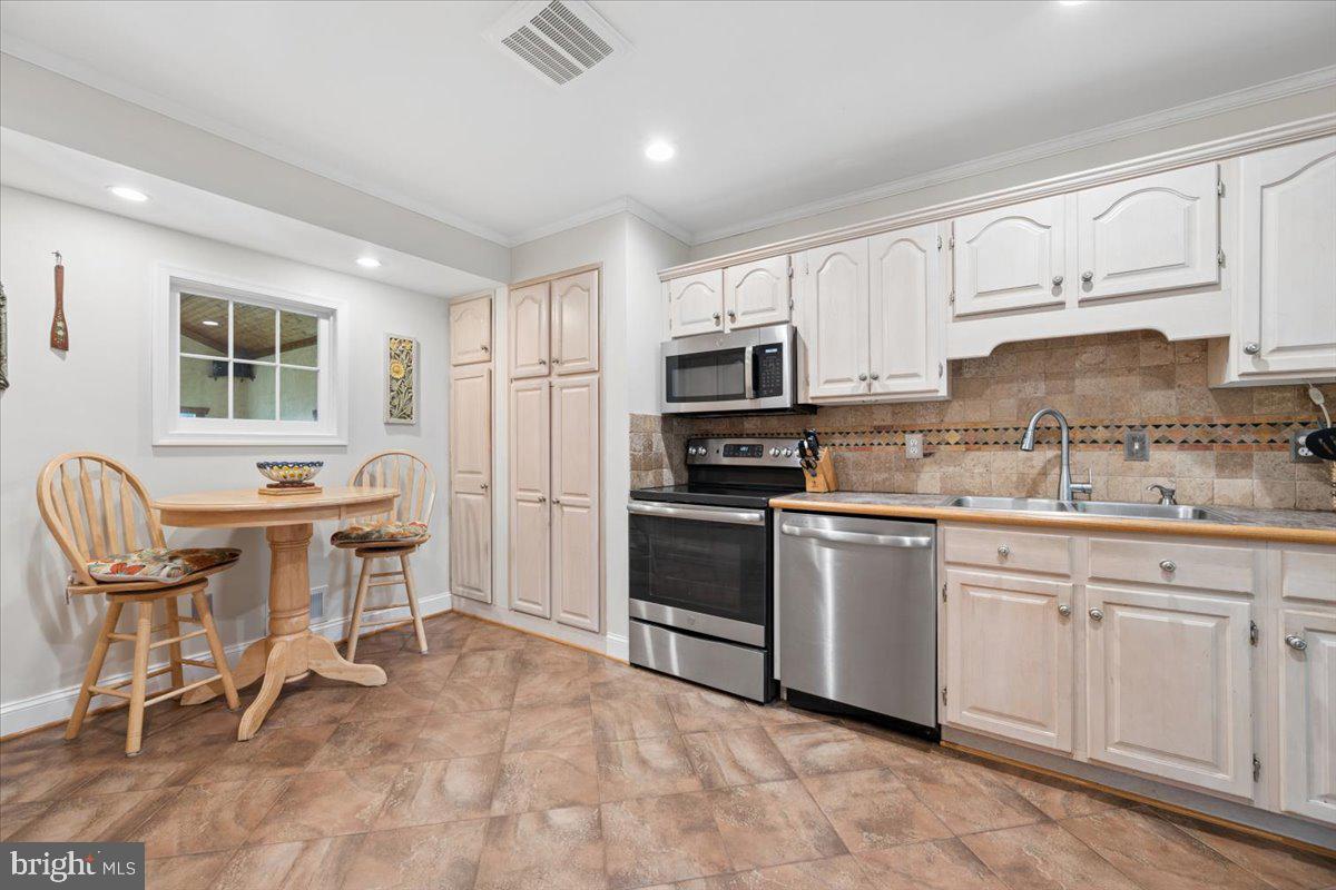 19829 Spurrier Avenue Poolesville, MD 20837 - Photo 11 of 72 Charming kitchen with modern finishes.