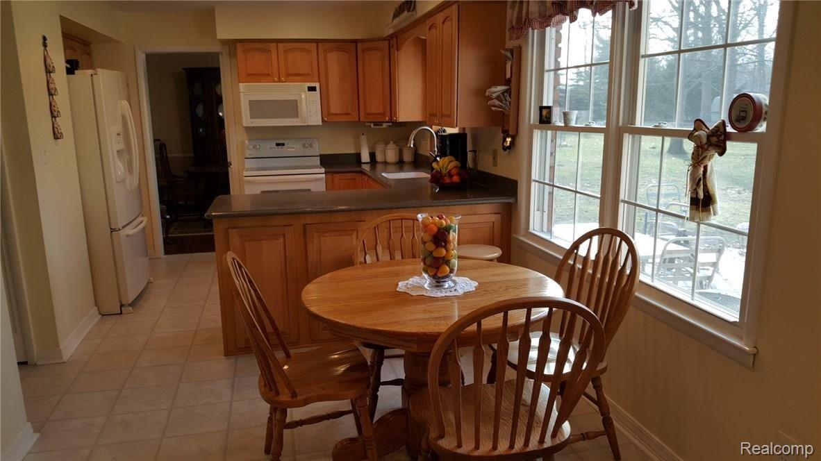 8463 Hampton Road Grosse Ile, MI 48138 - Photo 15 of 37 Eat-in kitchen