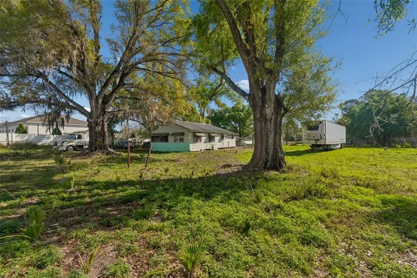 a view of a back yard