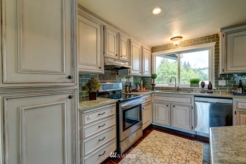 4618 Northeast 22nd Place Renton, WA 98059 - Photo 4 of 25