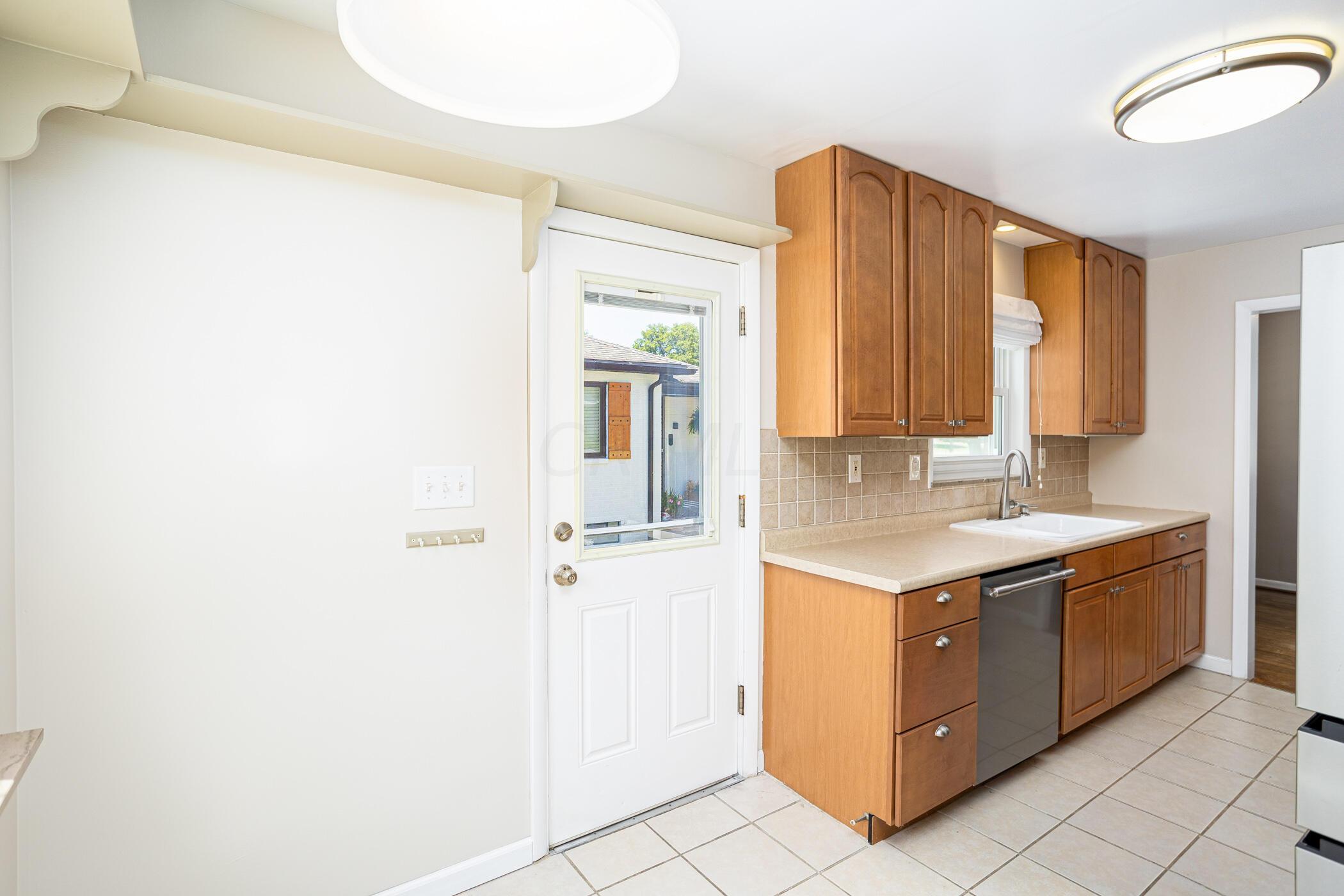 1973 Ridgecliff Road Columbus, OH 43221 - Photo 15 of 50 Kitchen