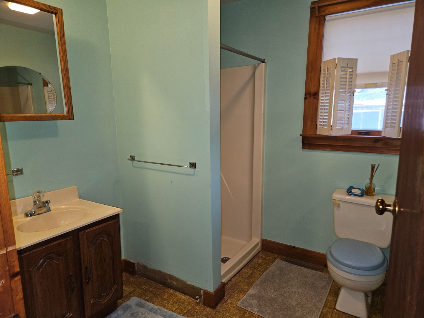 20 Leonard Circle Vineyard Haven, MA 02568 - Photo 12 of 16 a bathroom with a toilet sink and mirror