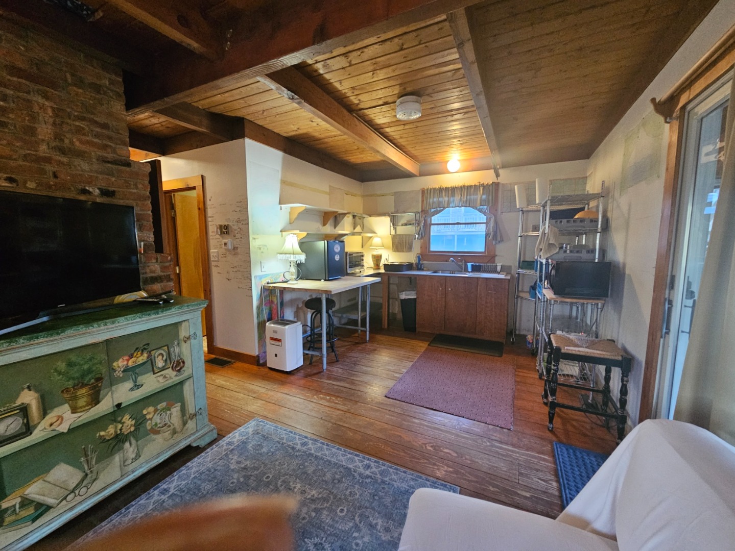 20 Leonard Circle Vineyard Haven, MA 02568 - Photo 3 of 16 a living room with furniture and a flat screen tv