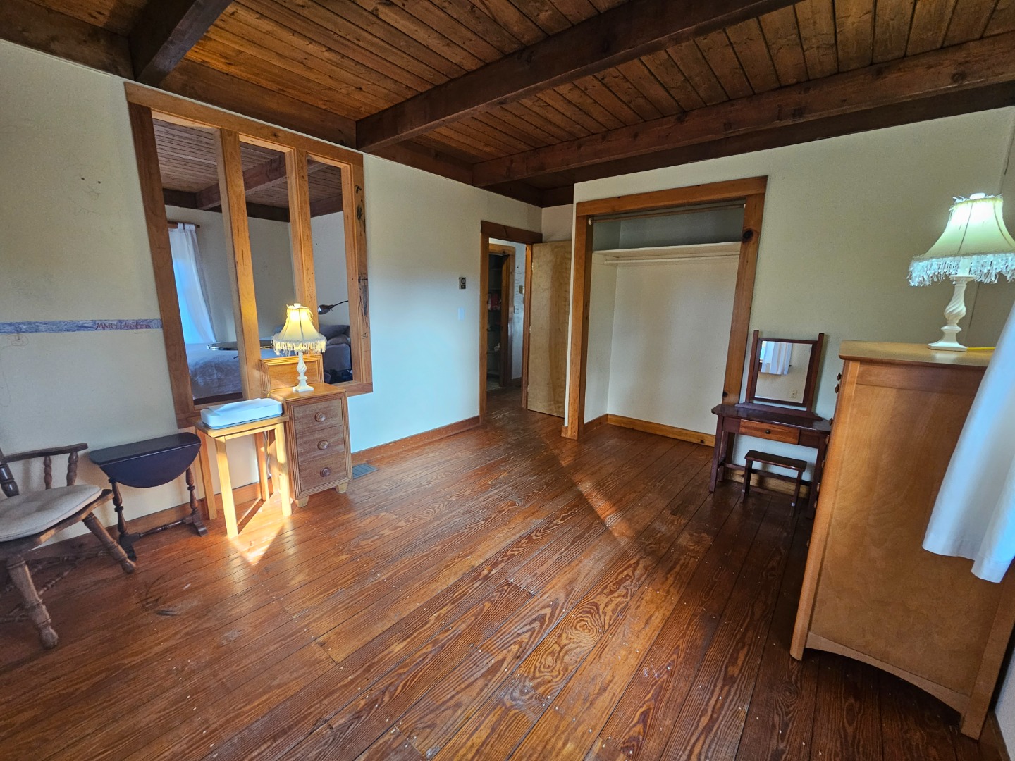 20 Leonard Circle Vineyard Haven, MA 02568 - Photo 5 of 16 a living room with wooden floors and a chair