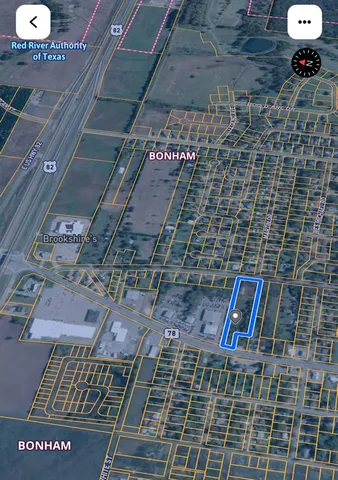 a sign that is sitting in the grass near a house