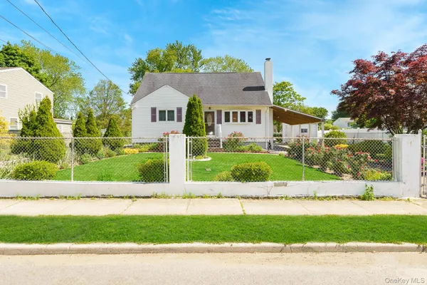 $600,000 | 22 Montgomery Street, Brentwood, NY 11717