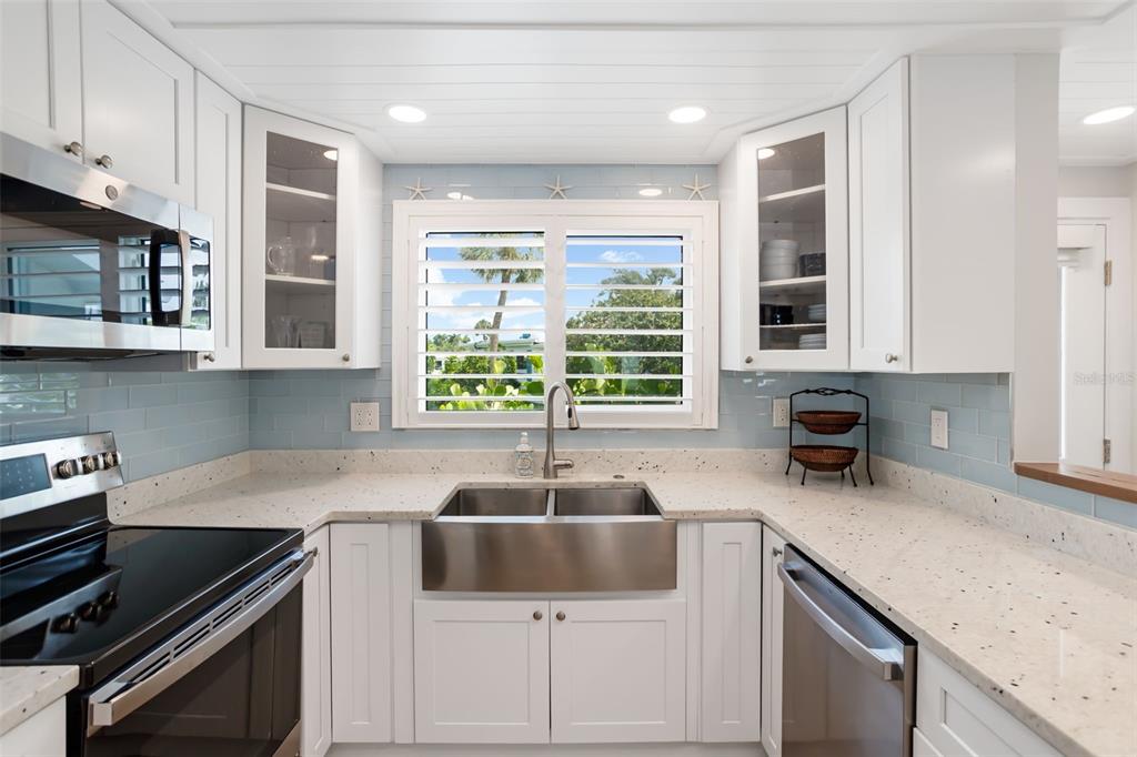 546 Spanish Drive South Longboat Key, FL 34228 - Photo 9 of 57