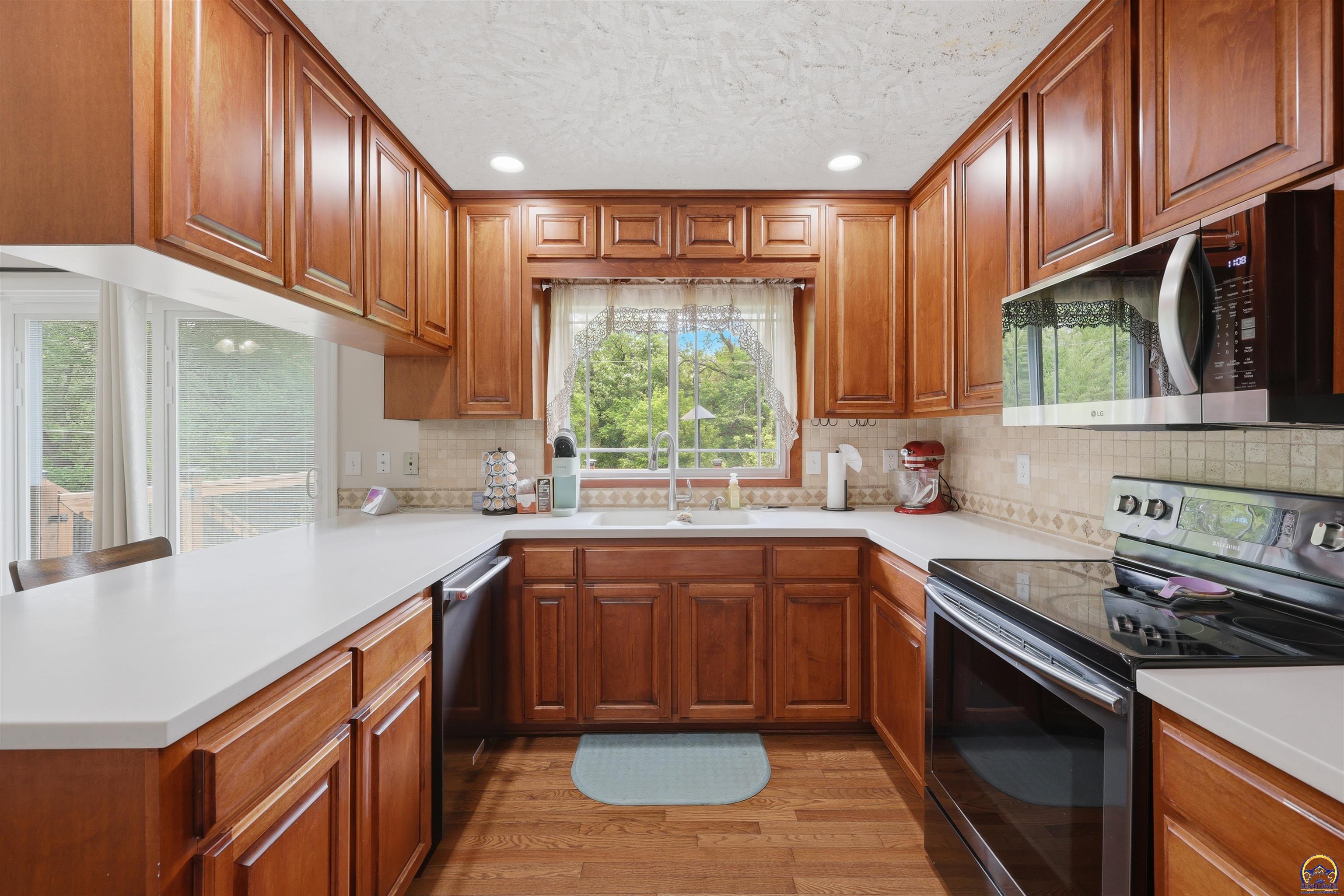 2518 Southwest Arrowhead Road Topeka, KS 66614 - Photo 7 of 30