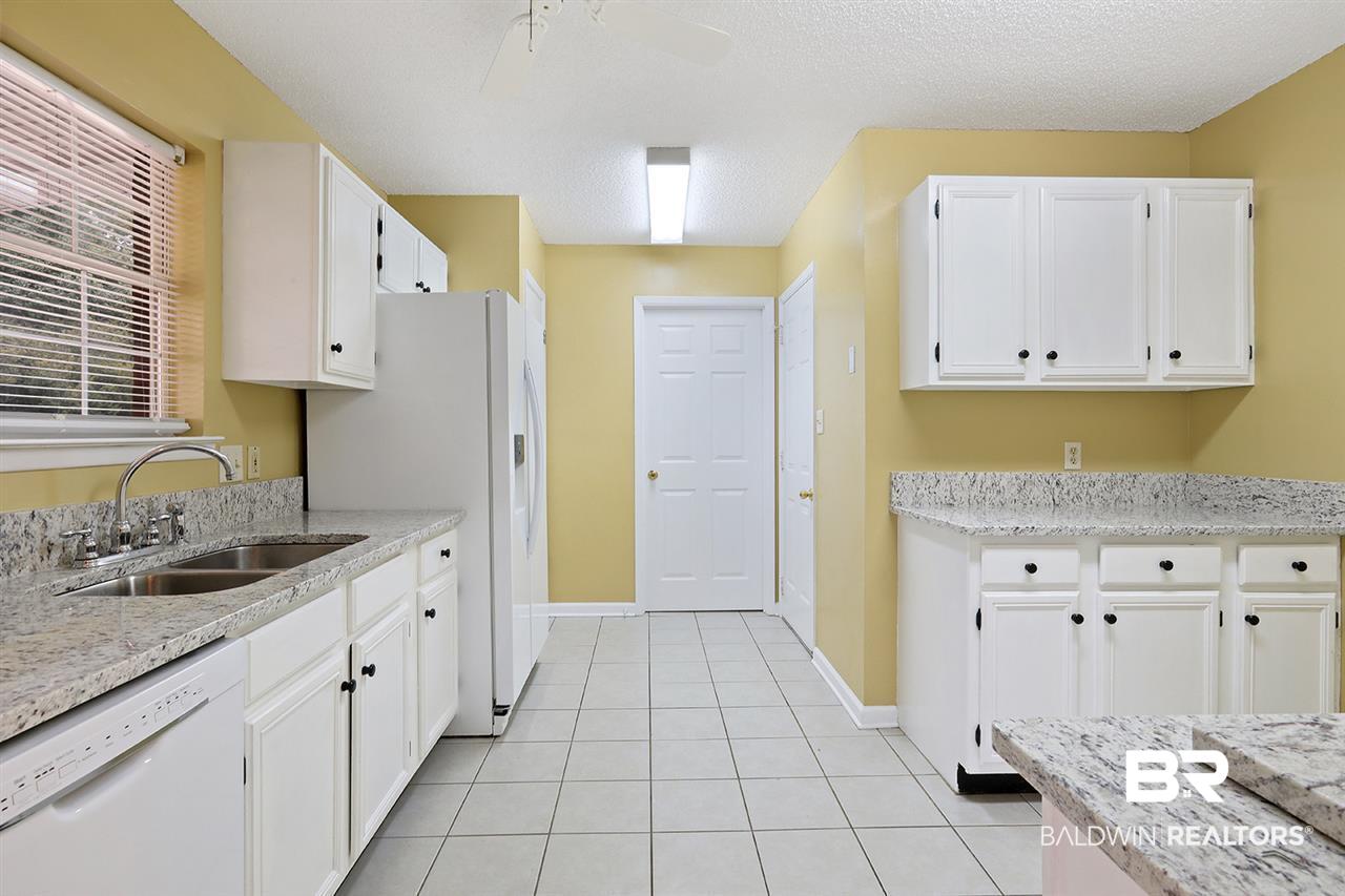 526 West Amanda Avenue Foley, AL 36535 - Photo 4 of 15