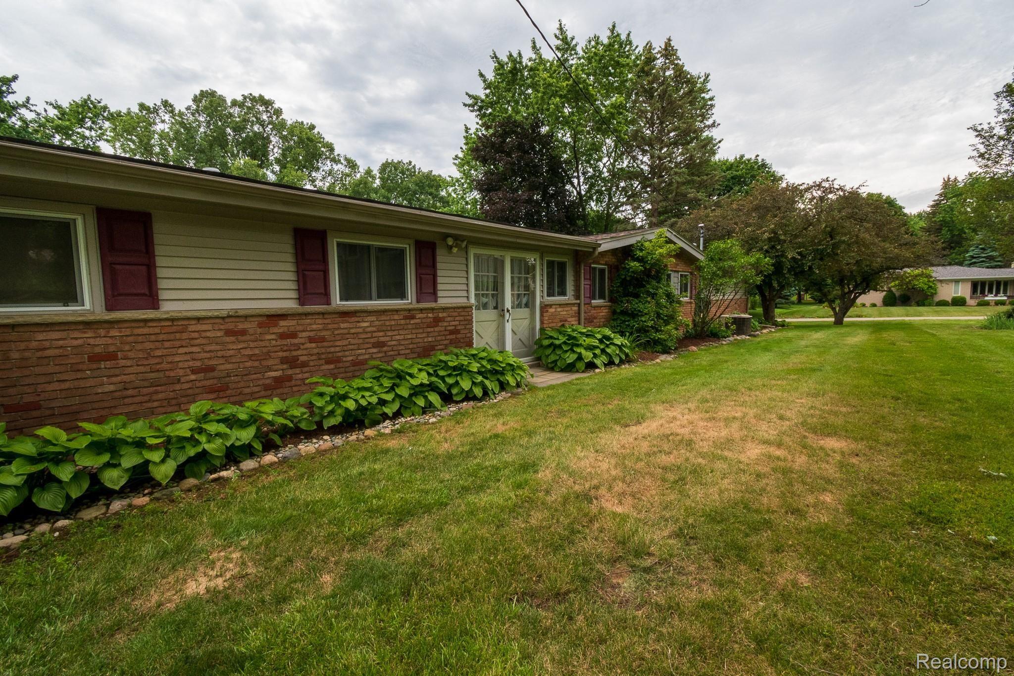 380 Donegal Drive Rochester, MI 48309 - Photo 33 of 34 Side View