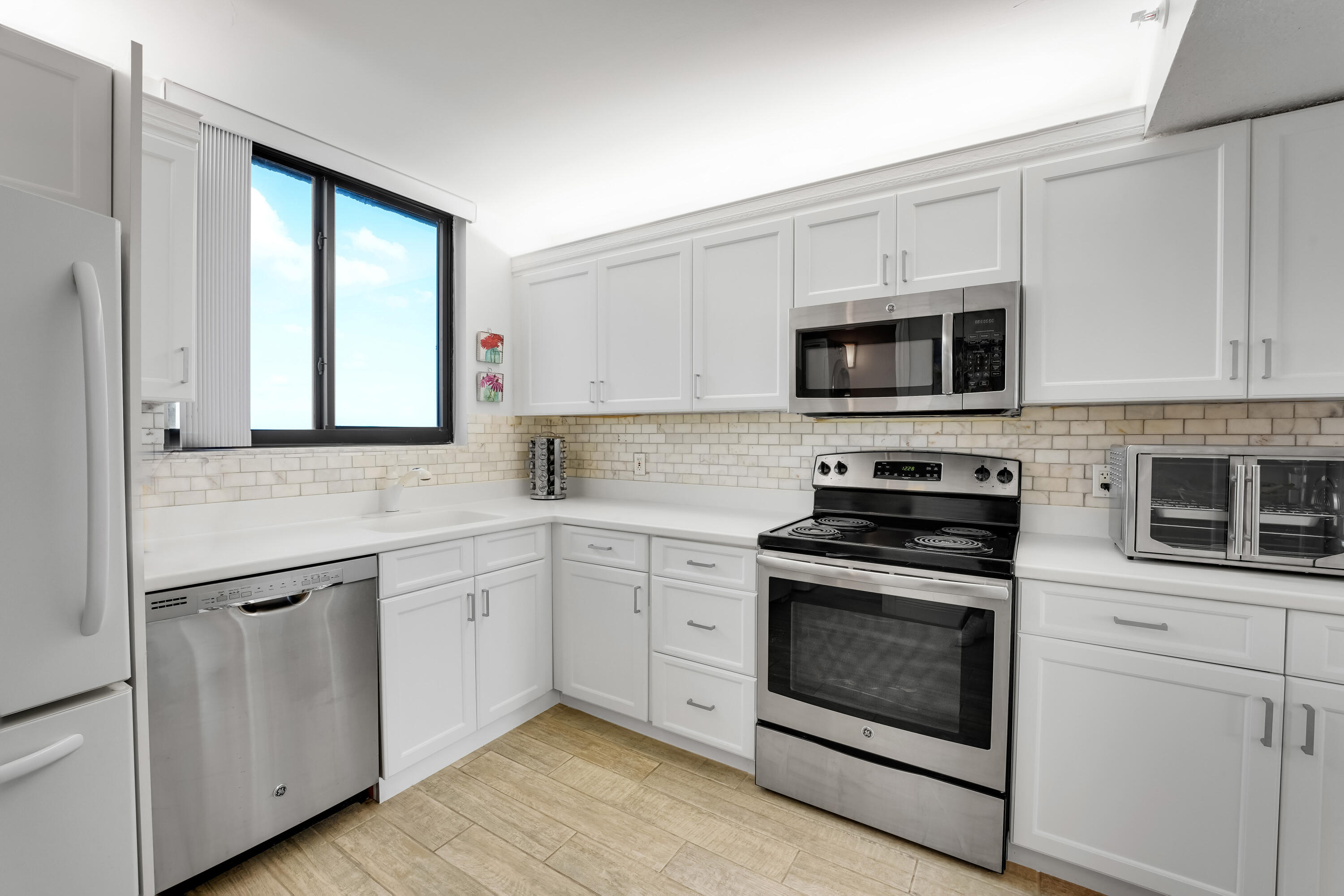 400 Ocean Trail Way, Unit 301 Jupiter, FL 33477 - Photo 7 of 22 Updated kitchen