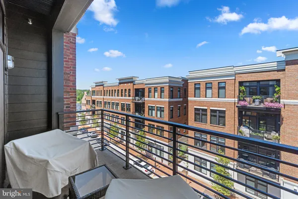 $899,999 | 5 Stationmaster Street Southeast, Unit 400, Leesburg, VA 20175