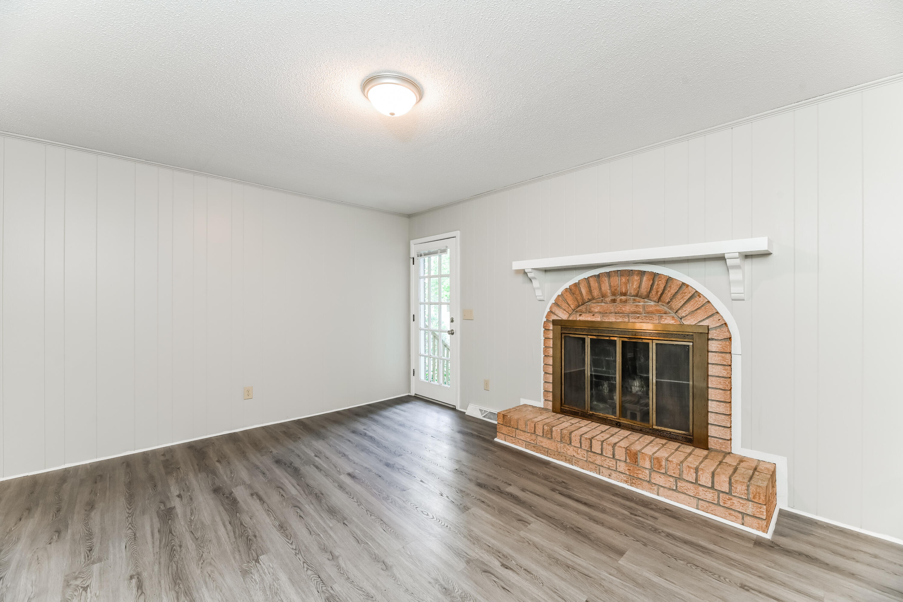 313 Grouse Road Summerville, SC 29485 - Photo 3 of 15 002-photo-living-room-14085208
