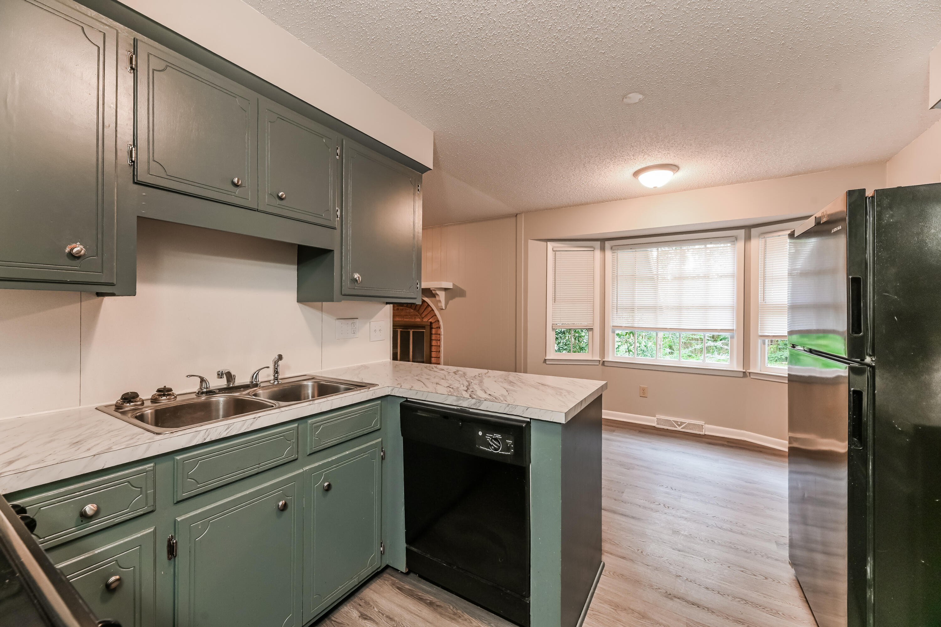 313 Grouse Road Summerville, SC 29485 - Photo 7 of 15 006-photo-kitchen-14085205