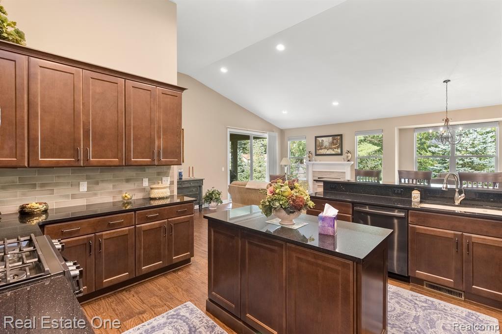 1075 Hampshire Court Rochester, MI 48307 - Photo 26 of 62