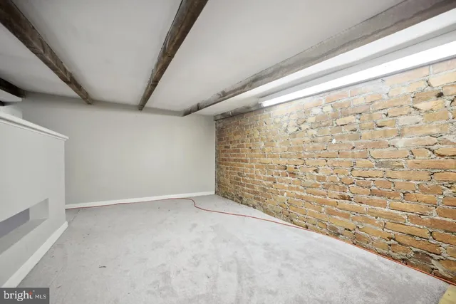 a view of an empty room and with windows