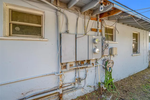a view of a house with backyard and tree