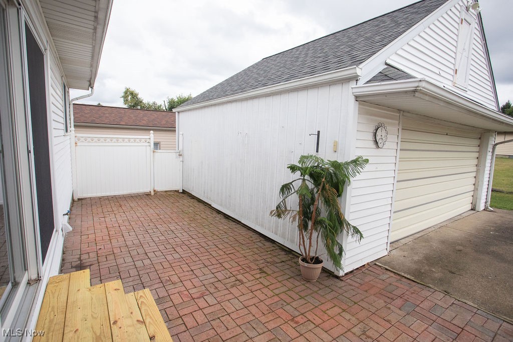 486 Wilson Street Struthers, OH 44471 - Photo 5 of 32 Private patio