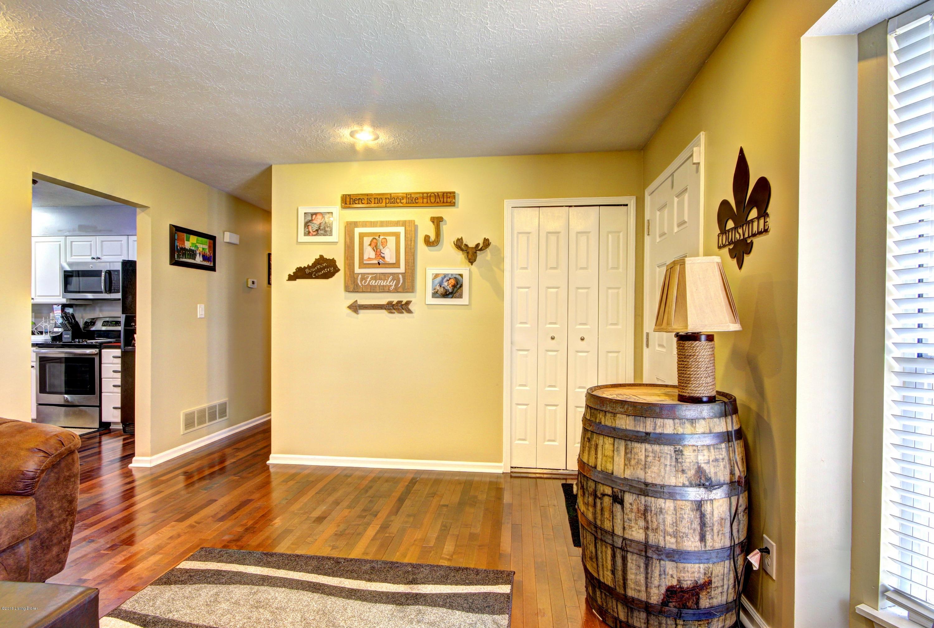 4309 Seagrape Road Jeffersontown, KY 40299 - Photo 2 of 32 Living room