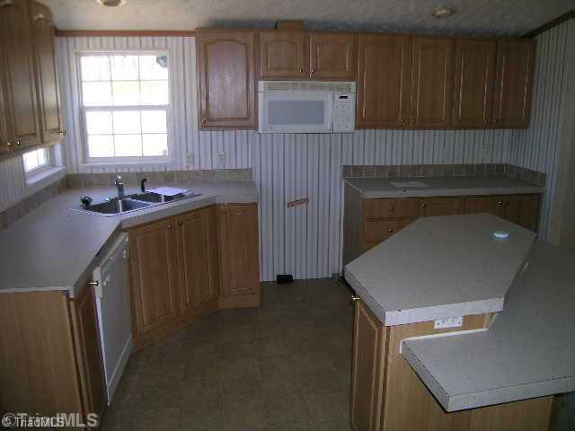 390 Henry Road Madison, NC 27025 - Photo 3 of 9 Kitchen.