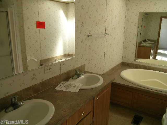 390 Henry Road Madison, NC 27025 - Photo 5 of 9 Master Bath/Spa.