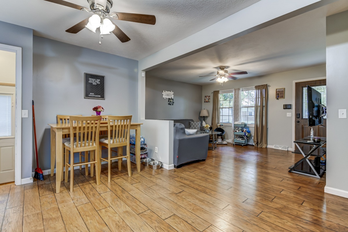 2912 Somerton Road Springfield, IL 62702 - Photo 7 of 32