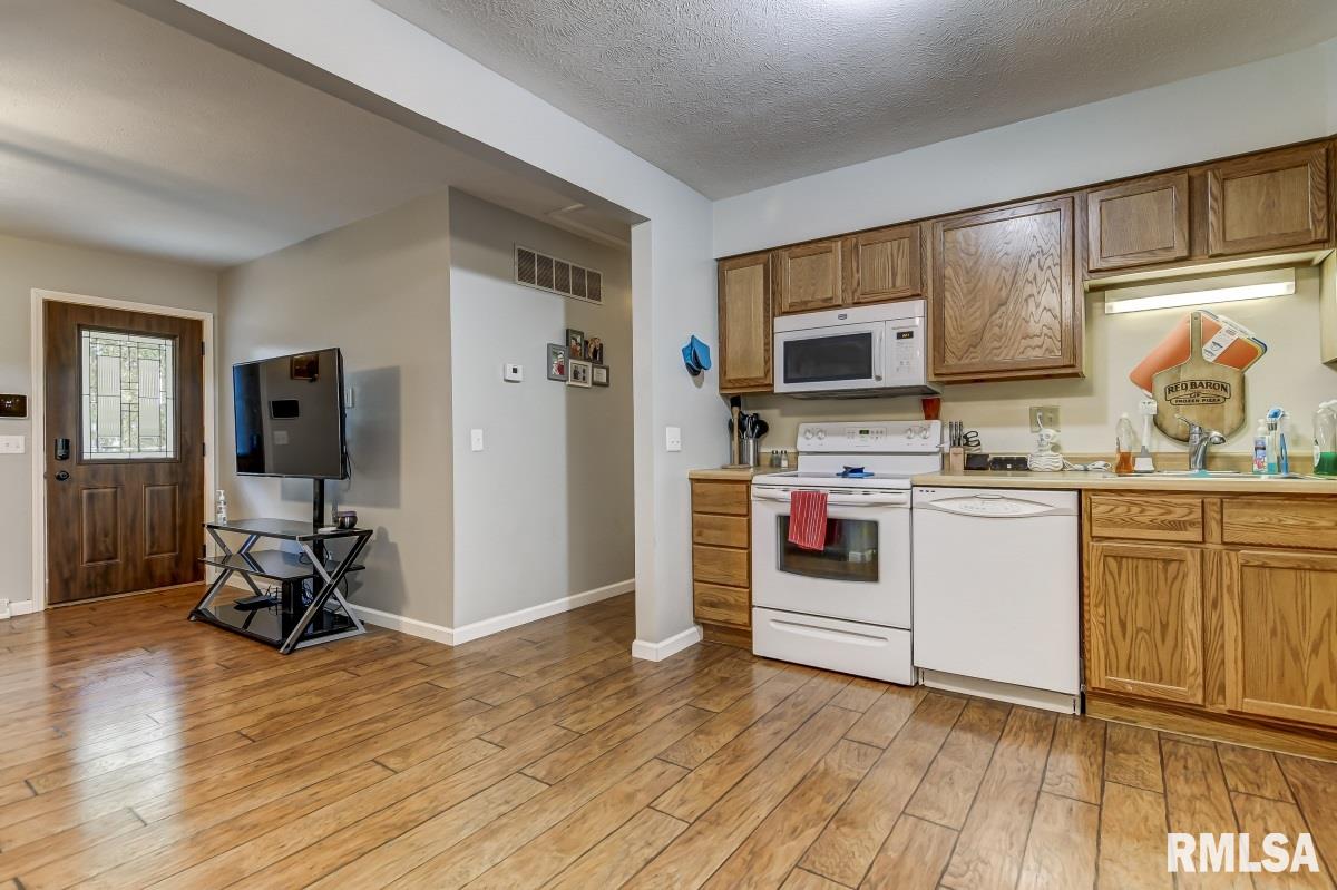 2912 Somerton Road Springfield, IL 62702 - Photo 8 of 32