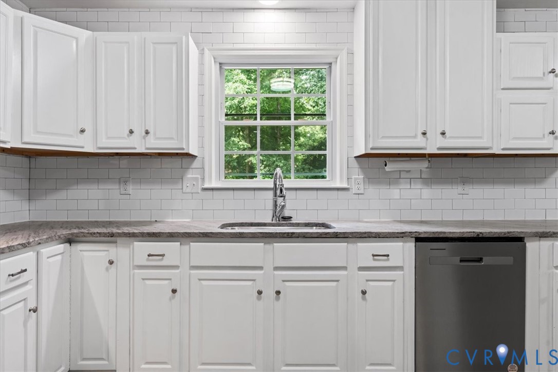 7010 Slate Road Chesterfield, VA 23832 - Photo 38 of 45 White shaker-style cabinetry with dark hardware, s
