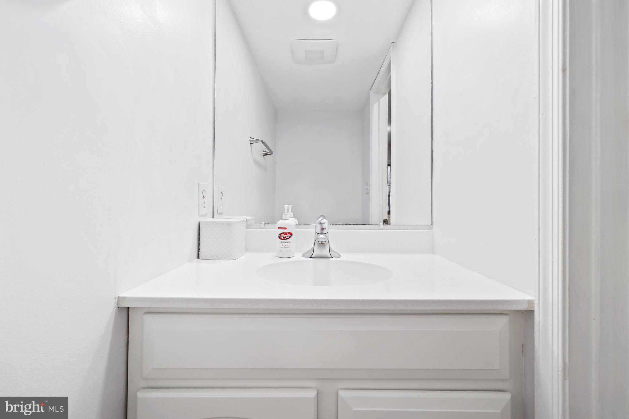 28 Redding Ridge Drive Gaithersburg, MD 20878 - Photo 13 of 32 Powder room!