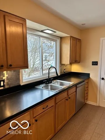 $1,600 | 10 Commerce Drive, Mooresville, IN 46158