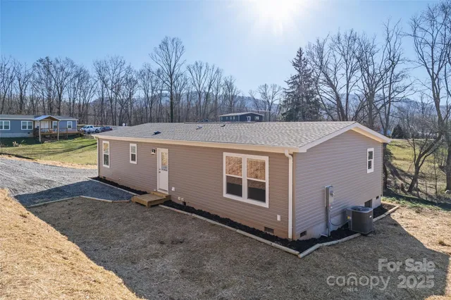 a view of a house with backyard