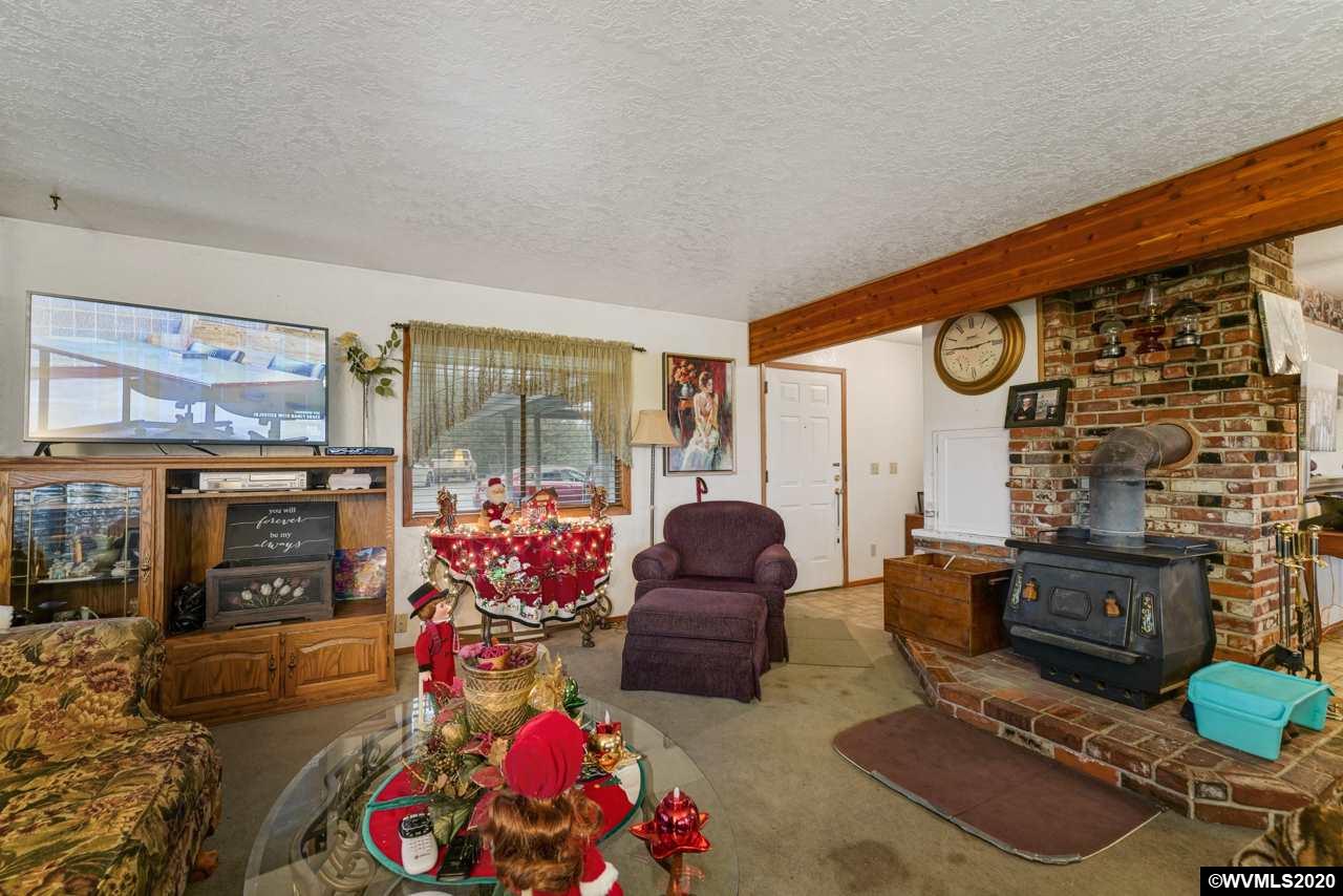 15565 Oakdale Road Dallas, OR 97338 - Photo 9 of 38