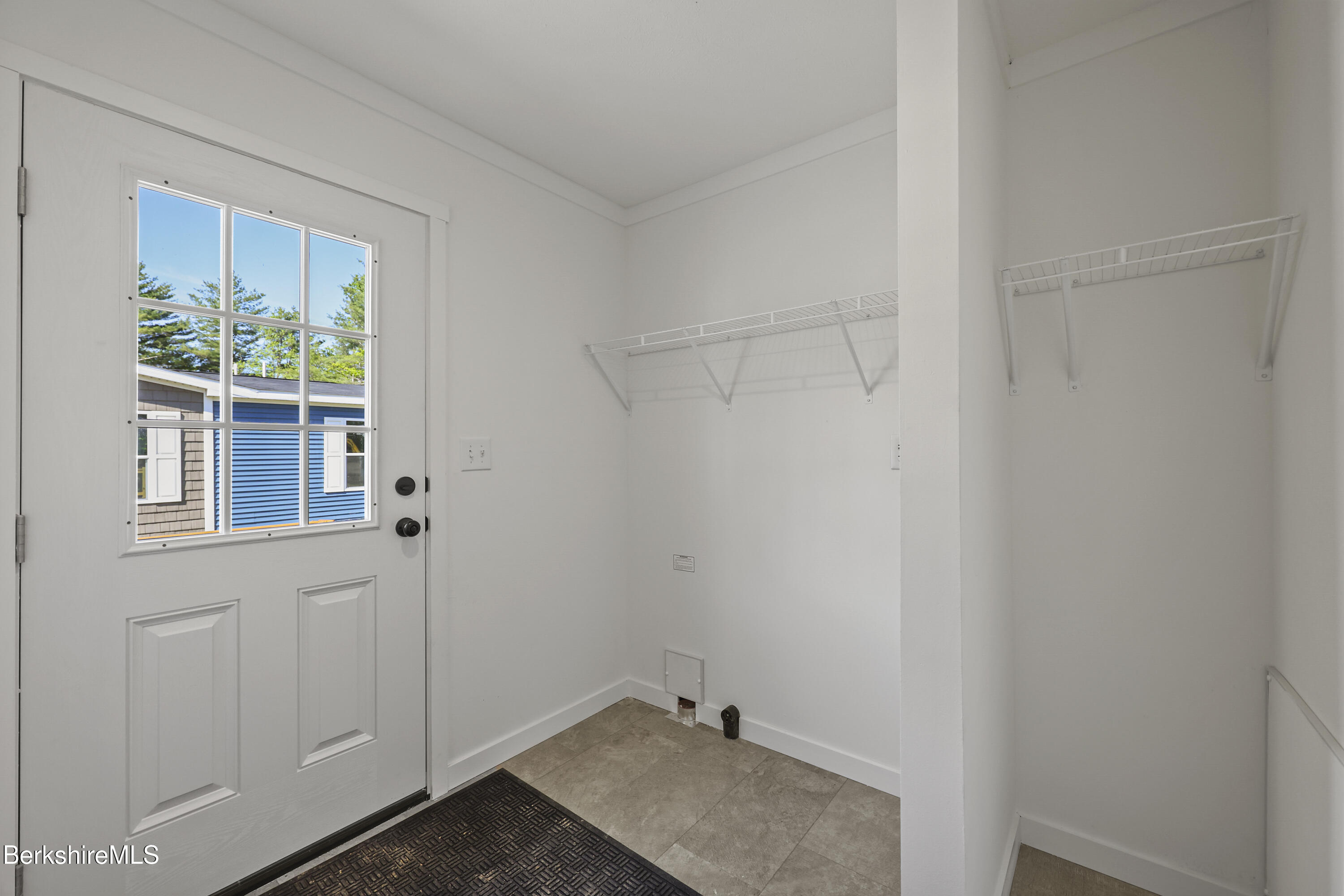 395 Cheshire Road, Unit 102 Pittsfield, MA 01201 - Photo 17 of 28 a small space with a window