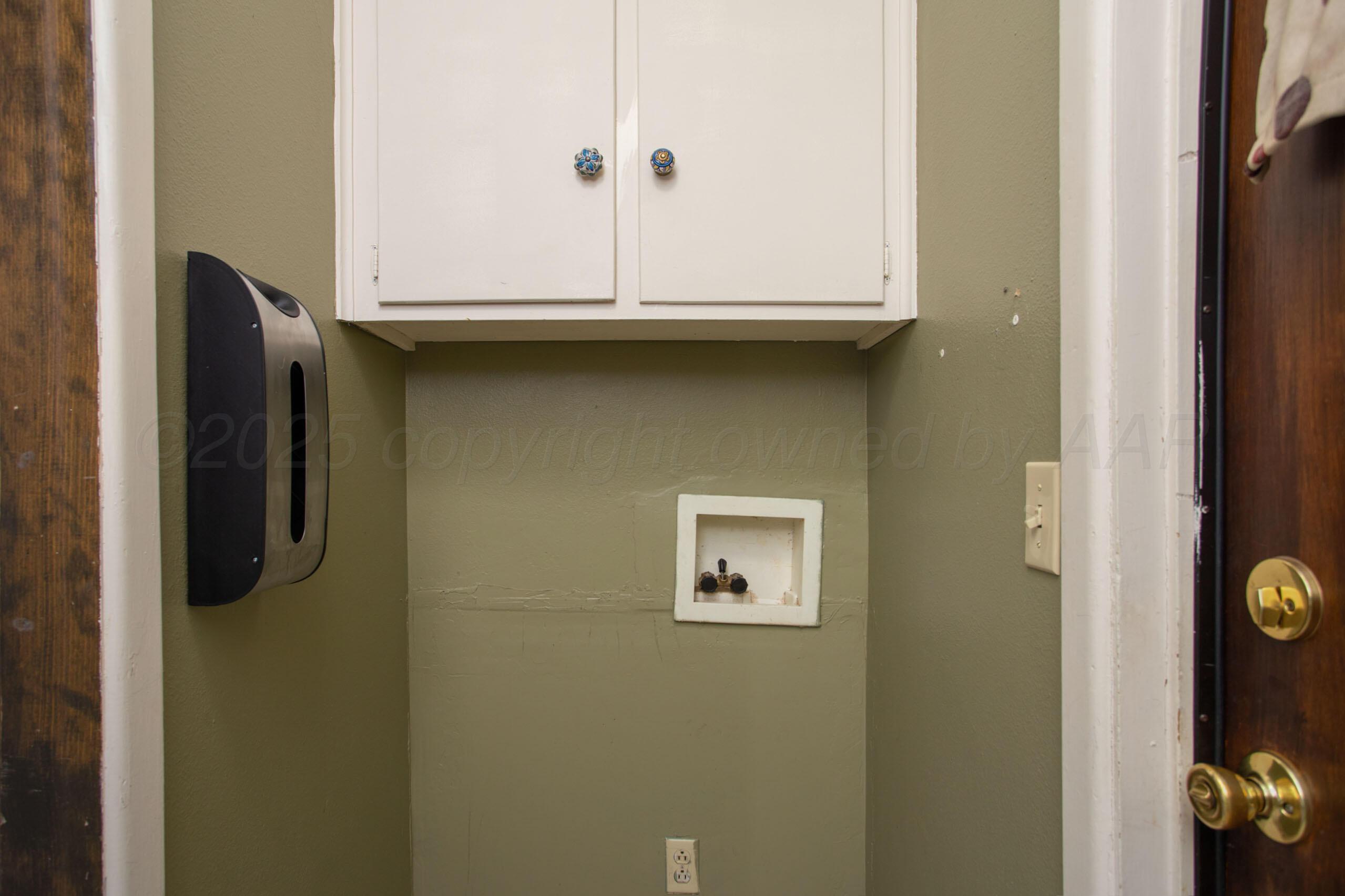 3729 Wayne Street Amarillo, TX 79109 - Photo 26 of 30 a bathroom with a sink and mirror