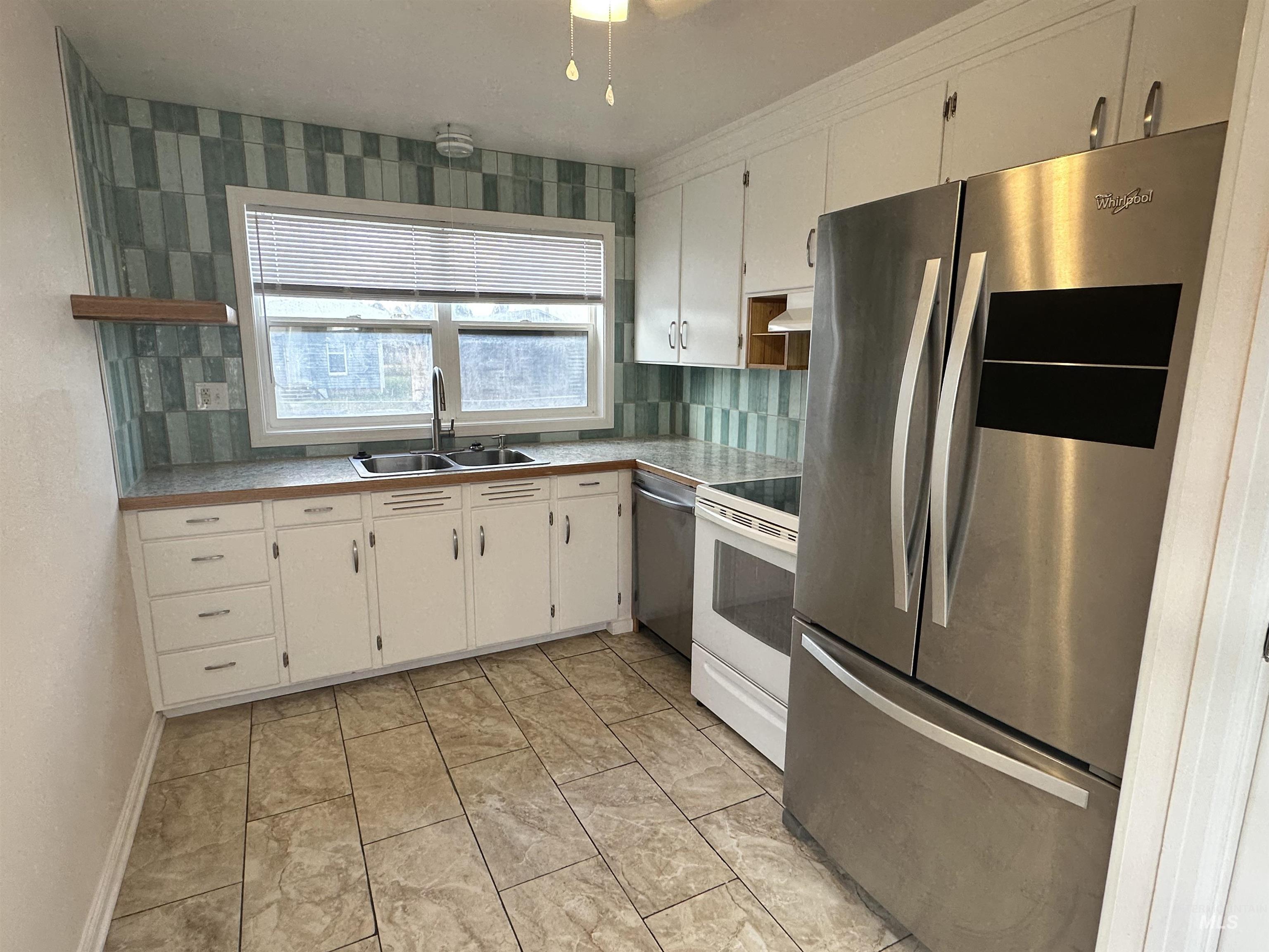 217 Oregon Street Gooding, ID 83330 - Photo 4 of 19