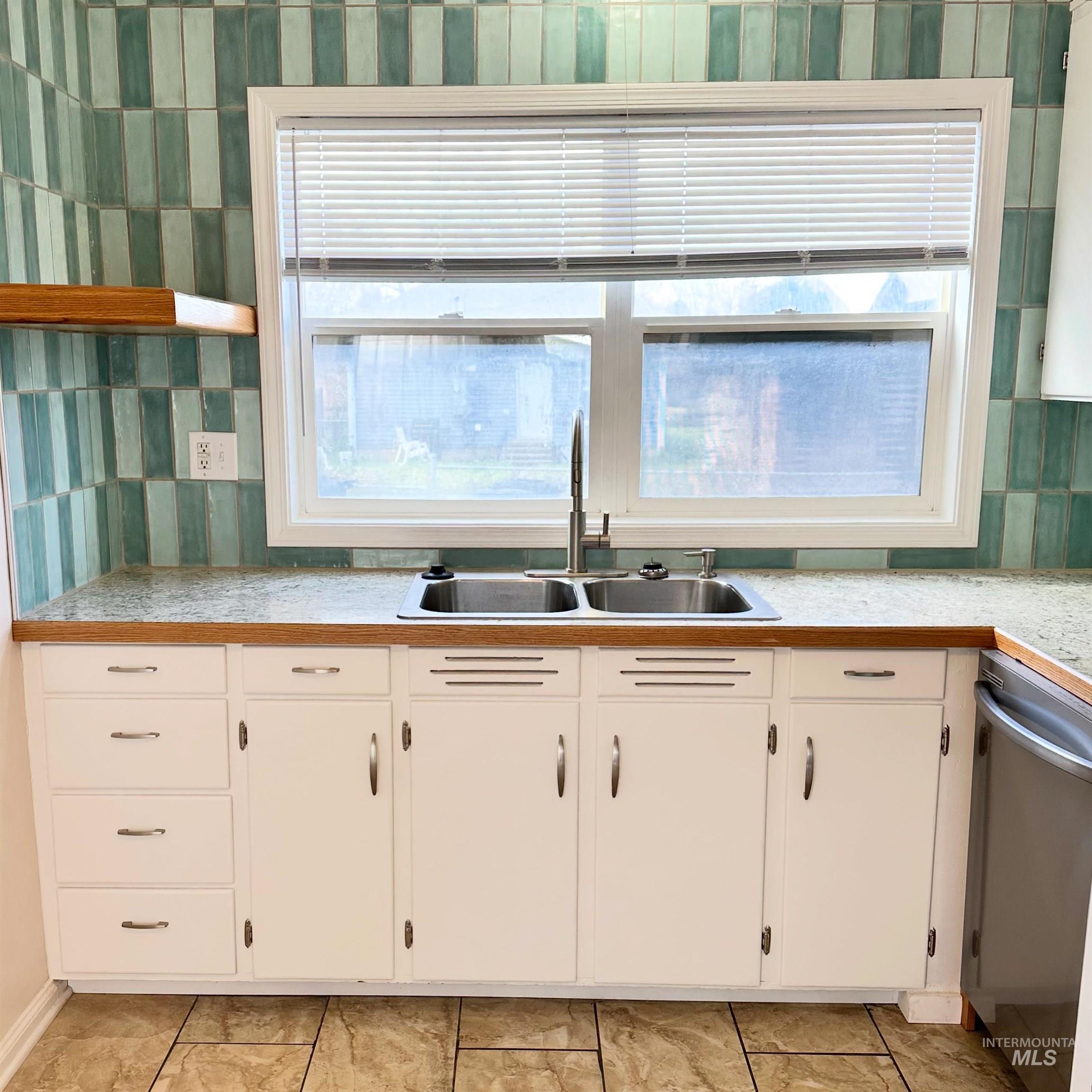 217 Oregon Street Gooding, ID 83330 - Photo 5 of 19