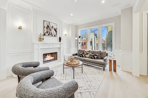 $1,345,000 | 2202 North Leavitt Street, Unit 2, Chicago, IL 60647