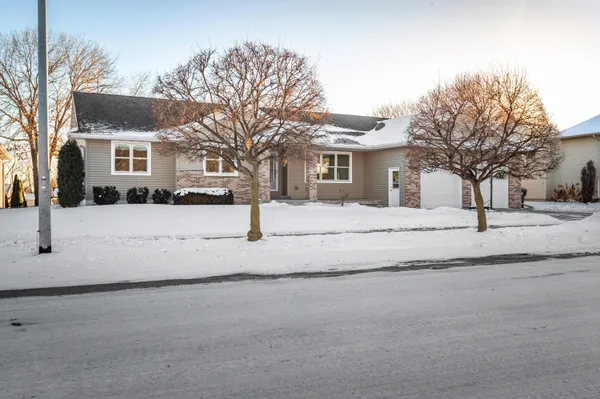 942 Oak Timber Drive, Onalaska, WI 54650