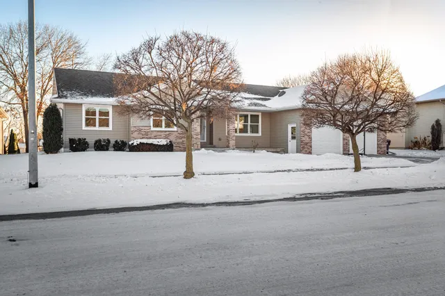 $499,900 | 942 Oak Timber Drive, Onalaska, WI 54650
