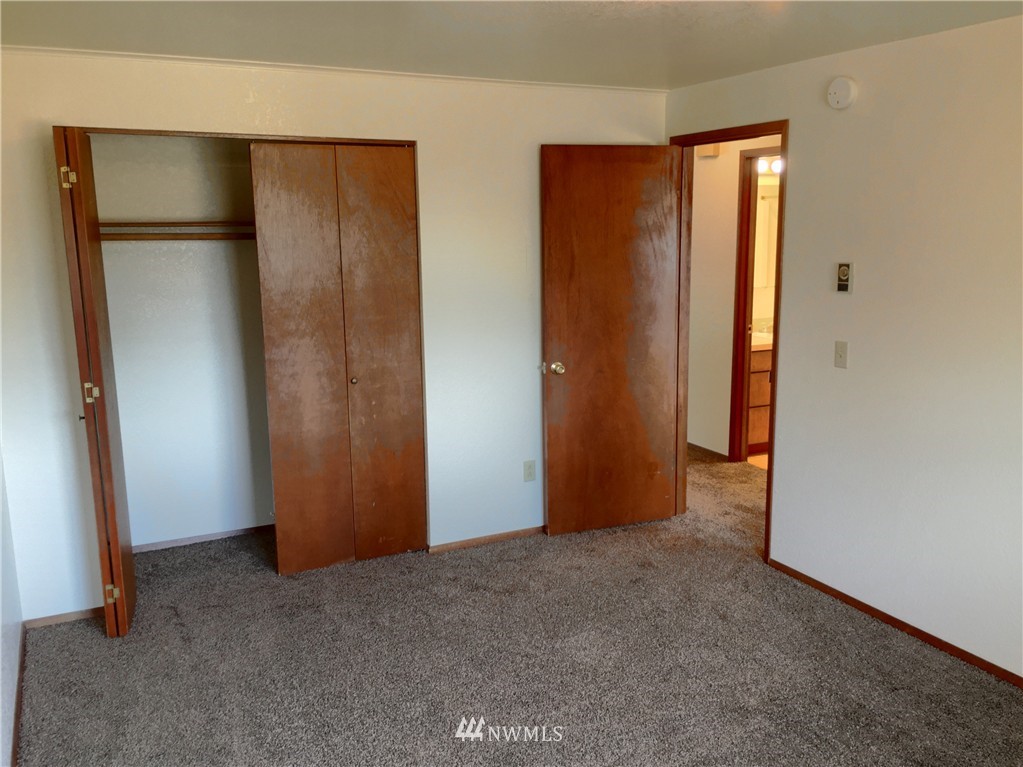 620 Everson Road, Unit 18 Everson, WA 98247 - Photo 11 of 14 an empty room with closet and mirror