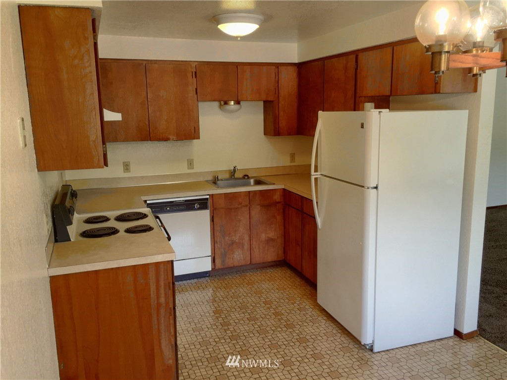 620 Everson Road, Unit 18 Everson, WA 98247 - Photo 6 of 14 a view of a kitchen with a sink