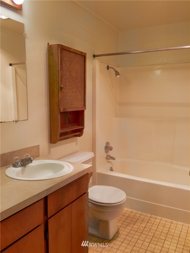 620 Everson Road, Unit 18 Everson, WA 98247 - Photo 10 of 14 a bathroom with a sink a toilet and shower