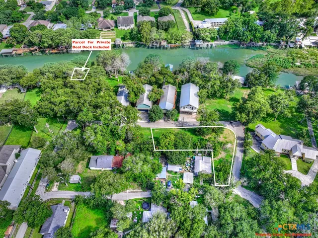 a view of a back yard