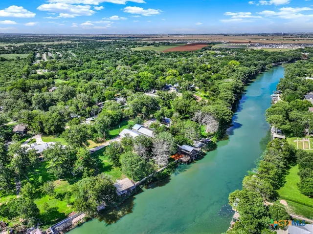 a view of yard with green space