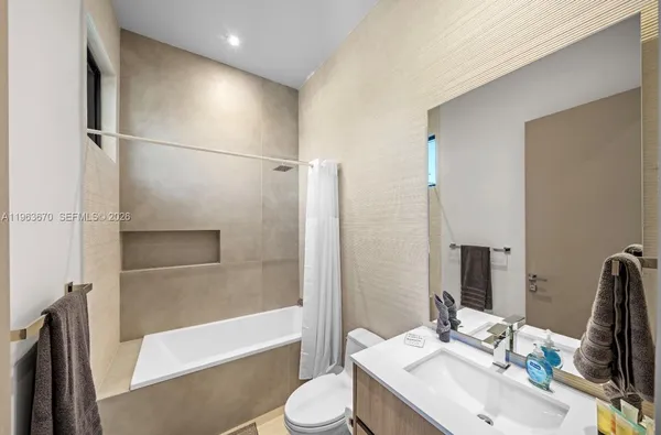 $5,400,000 | 19701 Northeast 21st Court, Miami, FL 33179