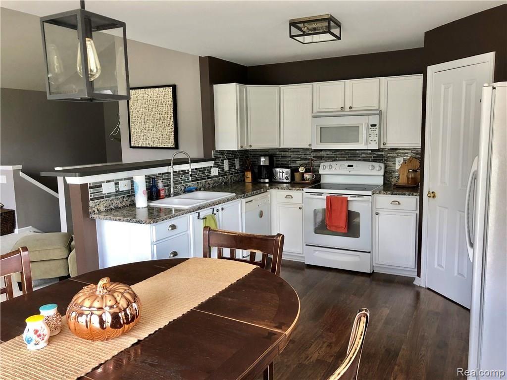 4312 Hampton Ridge Boulevard Howell, MI 48843 - Photo 6 of 16