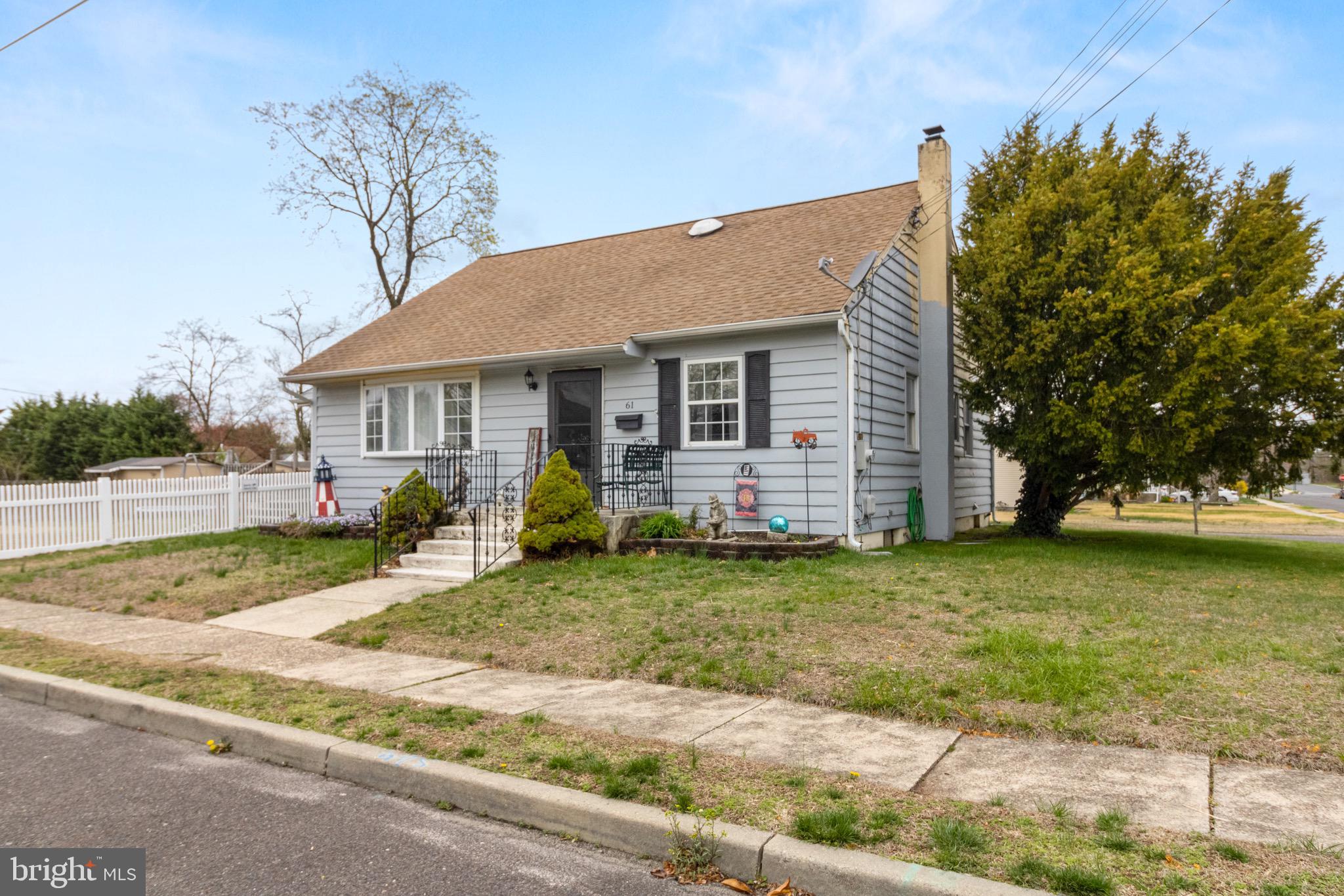 a view of a house with backyard and tree